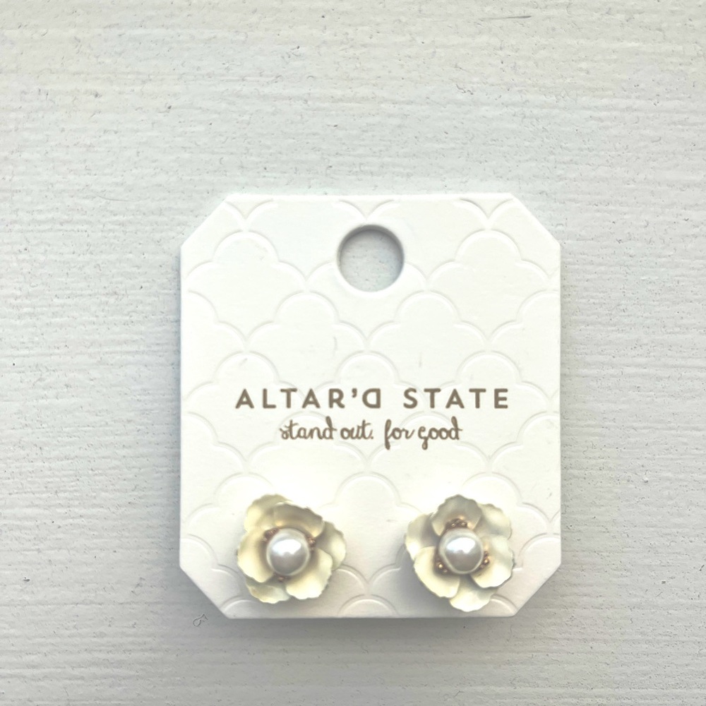 White Pearl Flower Studd Earrings